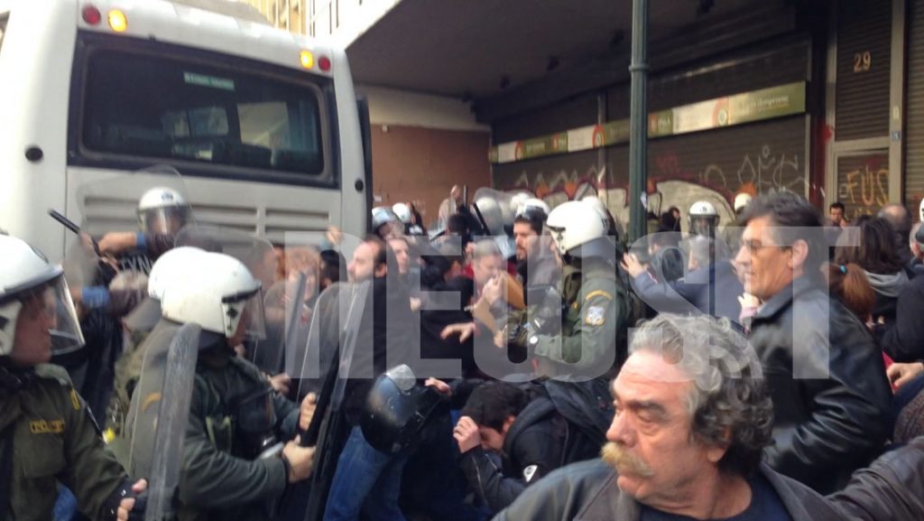 Συμπλοκές σώμα με σώμα, χημικά και τραυματίες στο υπουργείο Εργασίας
