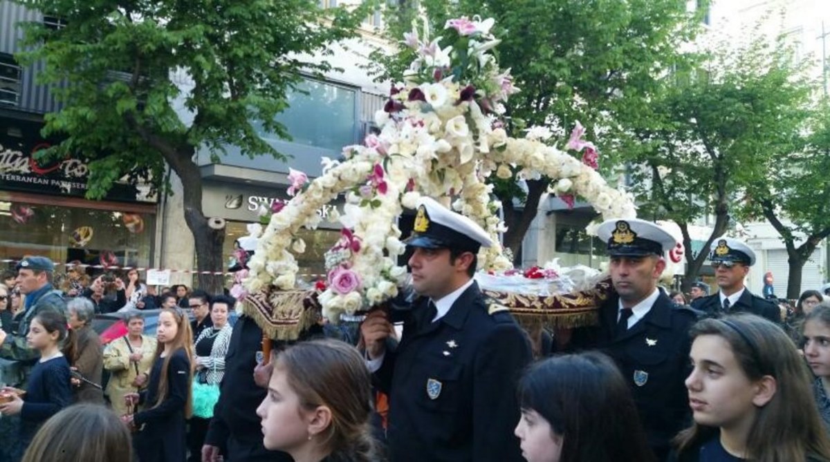 Θεσσαλονίκη: Πλήθος πιστών στην περιφορά του Επιταφίου του Αγίου Μηνά [vid]