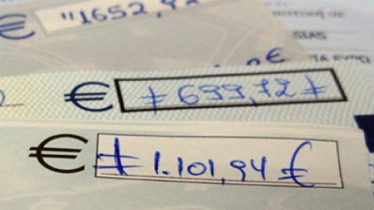 Μισό εκατομμύριο ευρώ σε επιταγές χάρισε ο Χριστόφιας πριν φύγει