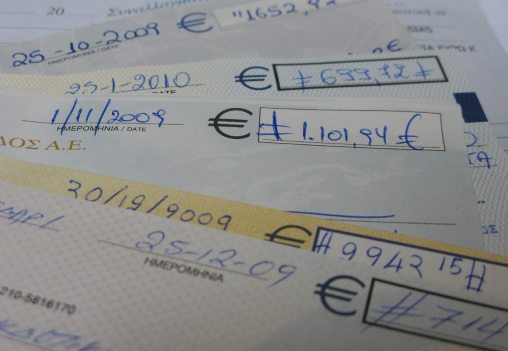 “Πνίγεται” η αγορά από ακάλυπτες επιταγές