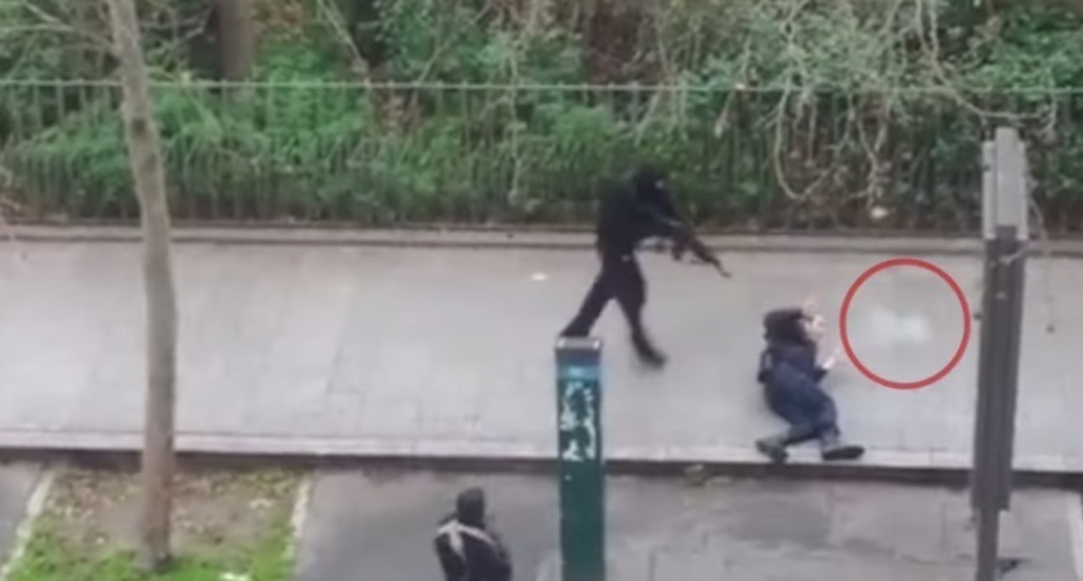 Συνταρακτική ανατροπή στην επίθεση στο Charlie Hebdo! Δεν εκτέλεσαν τον αστυνομικό (;) – Η ανάλυση του βίντεο που κόβει την ανάσα