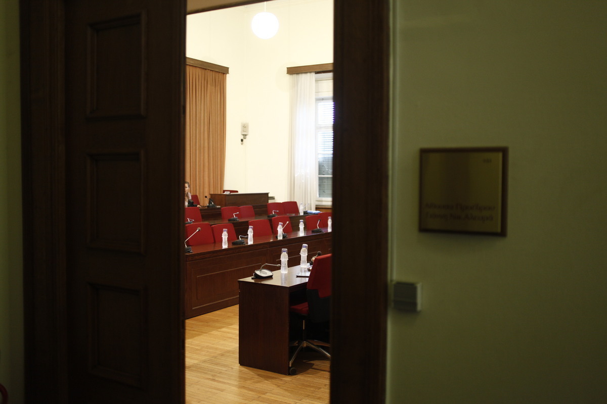 Με ενστάσεις και καυγάδες η Εξεταστική για τα δάνεια των κομμάτων