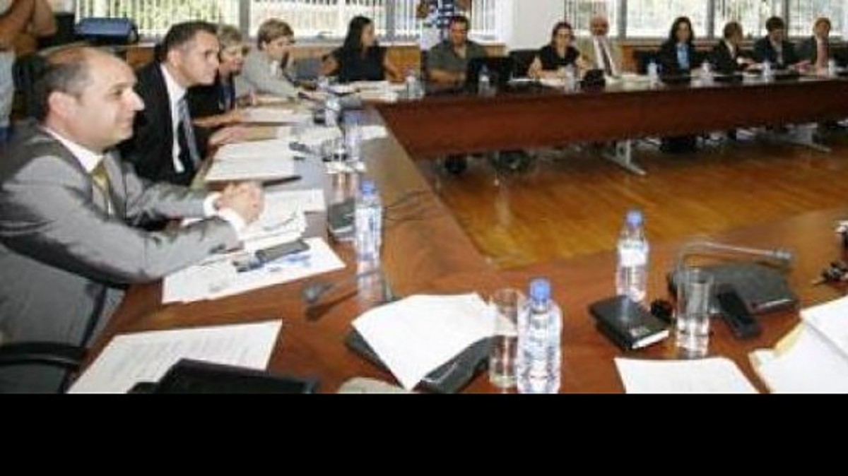 Ανοίγει το κεφάλαιο Pimco και τράπεζες στην Επιτροπή Οικονομικών