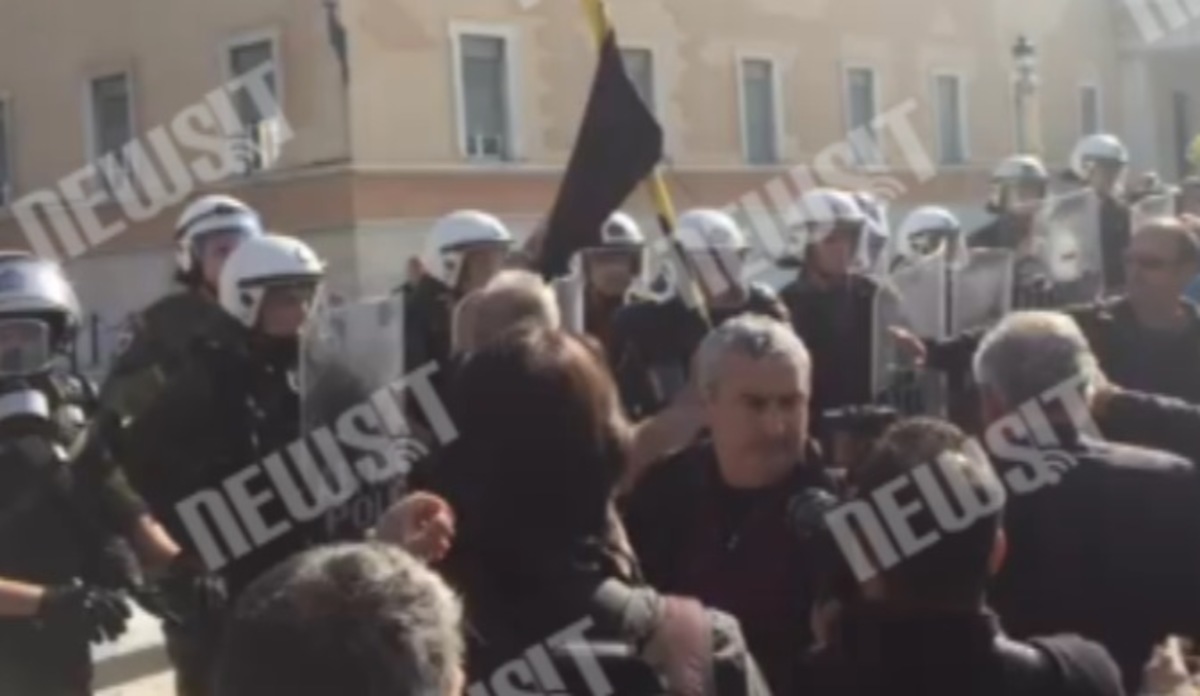 Επεισόδια μπροστά στη βουλή