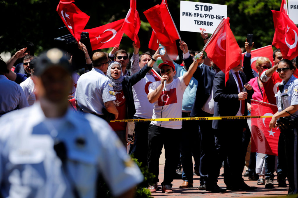 Αίμα και βία από τούρκους αστυνομικούς έξω από την πρεσβεία τους στις ΗΠΑ! [vid]