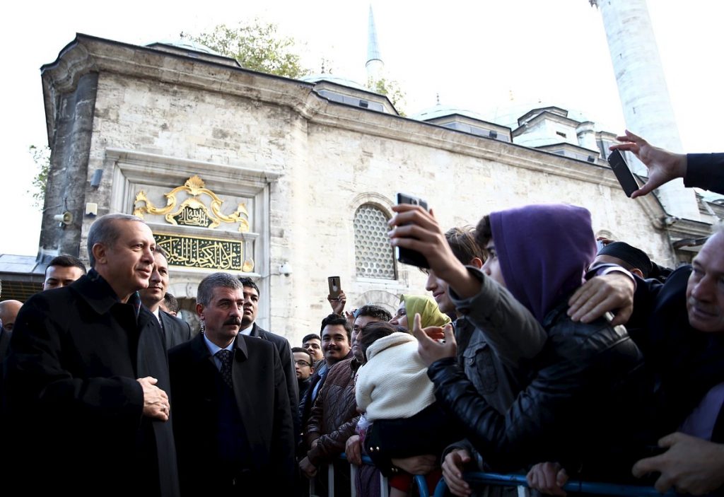 Προσευχή και… selfies για τον Ερντογάν μετά τον εκλογικό θρίαμβο (ΦΩΤΟ)