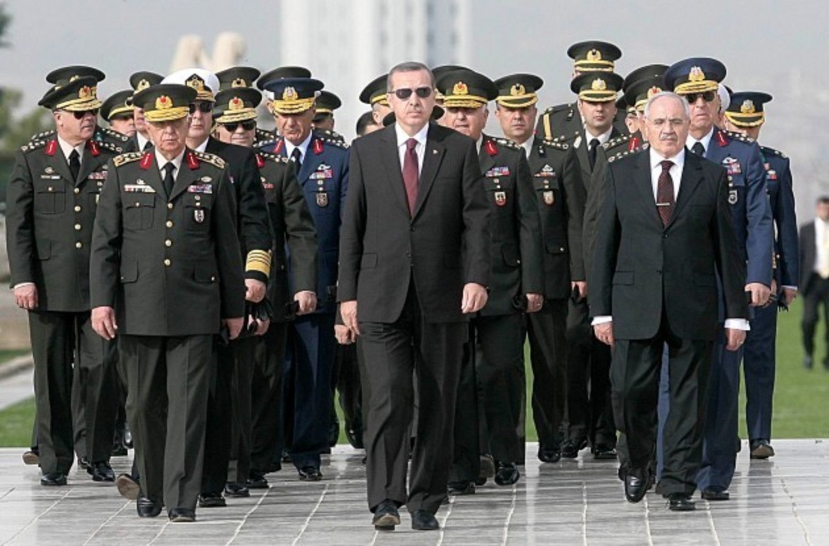 Ερντογάν: Οδηγεί την Τουρκία σε πραξικόπημα;