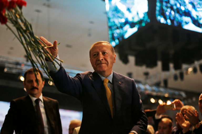 Τον ψήφισαν… κι οι πέτρες! Ξανά στην ηγεσία το AKP ο Ερντογάν