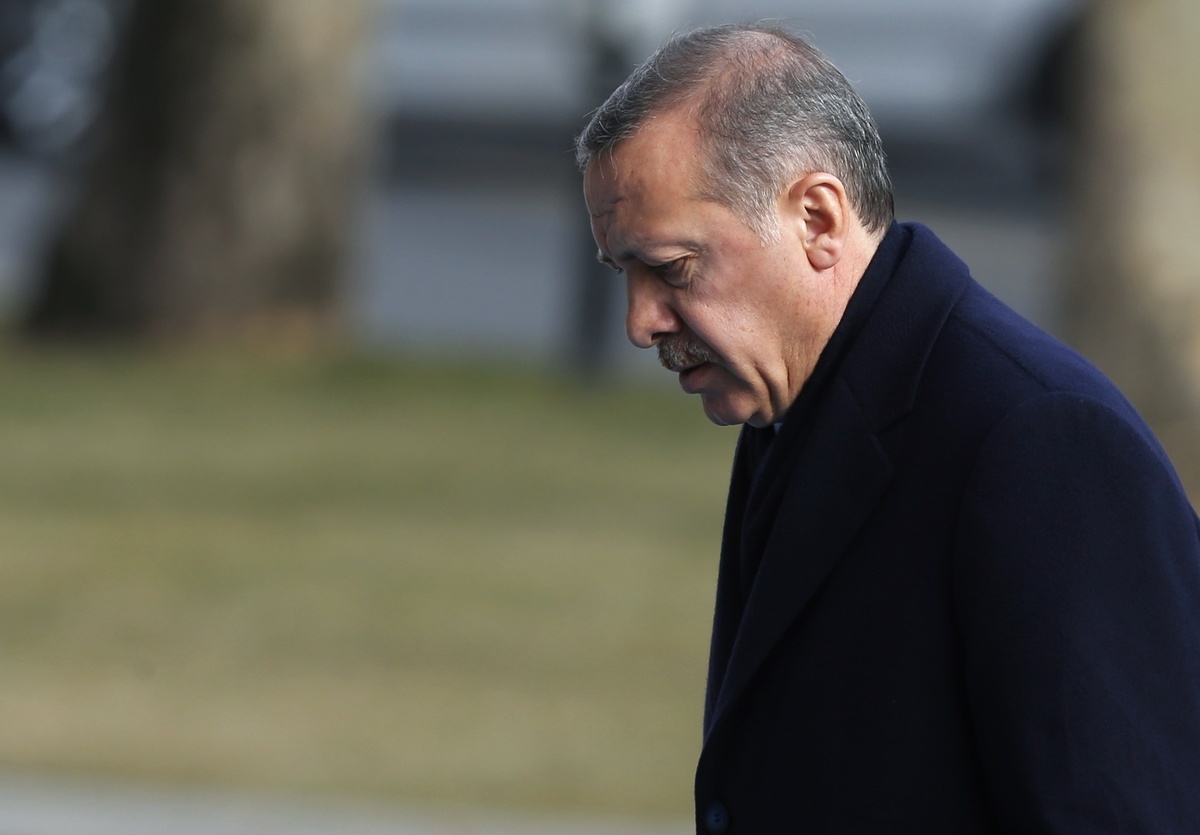 Τουρκία: Αυτοδυναμία ούτε με το… κιάλι δε βλέπει ο κόμμα του Ερντογάν