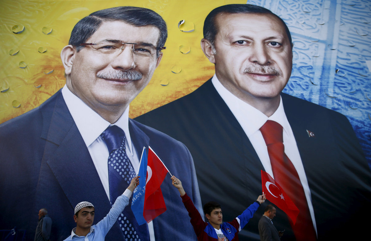 Ερντογάν – Νταβούτογλου ο… δρόμος για τη ρήξη – Πραξικόπημα ή “βελούδινο διαζύγιο”;