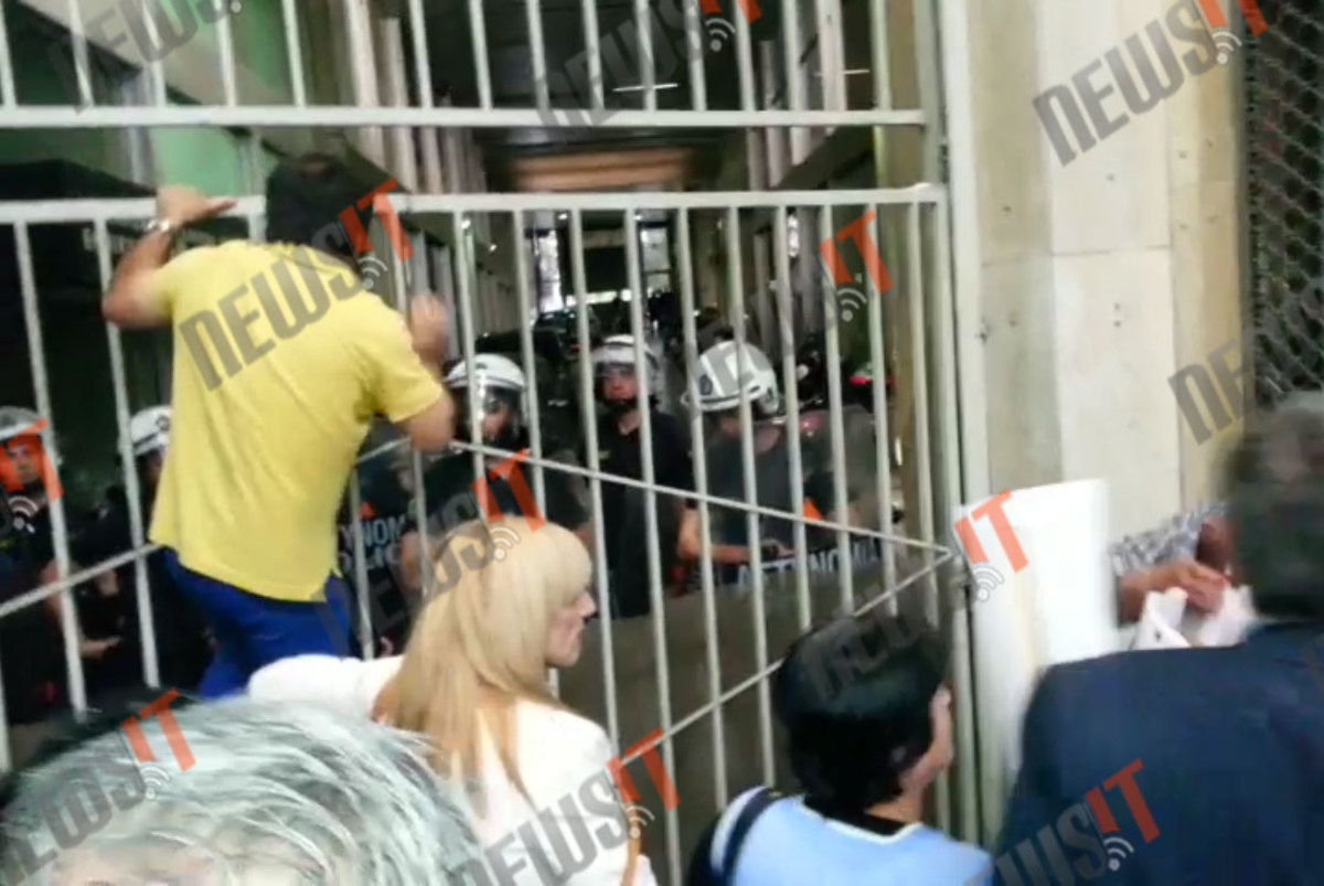 Στα κάγκελα… κυριολεκτικά οι εργαζόμενοι στην Υγεία! Απόπειρα “ντου” στο υπουργείο Εργασίας – «Να έρθει εδώ ο Κατρούγκαλος που είναι κομμουνιστής»