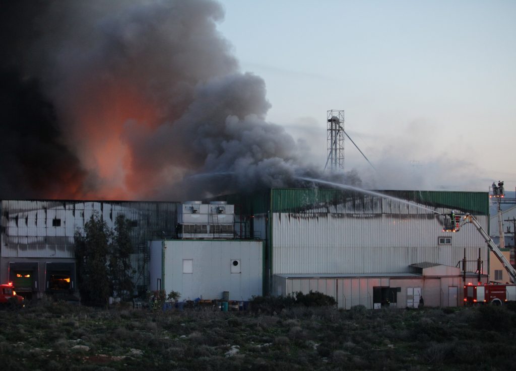 Φωτιά σε εγκαταλελειμμένο εργοστάσιο της Πειραϊκής – Πατραϊκής