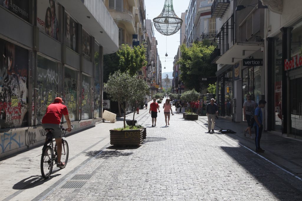 Δύο στα δέκα ισόγεια καταστήματα στην Ερμού είναι ξενοίκιαστα