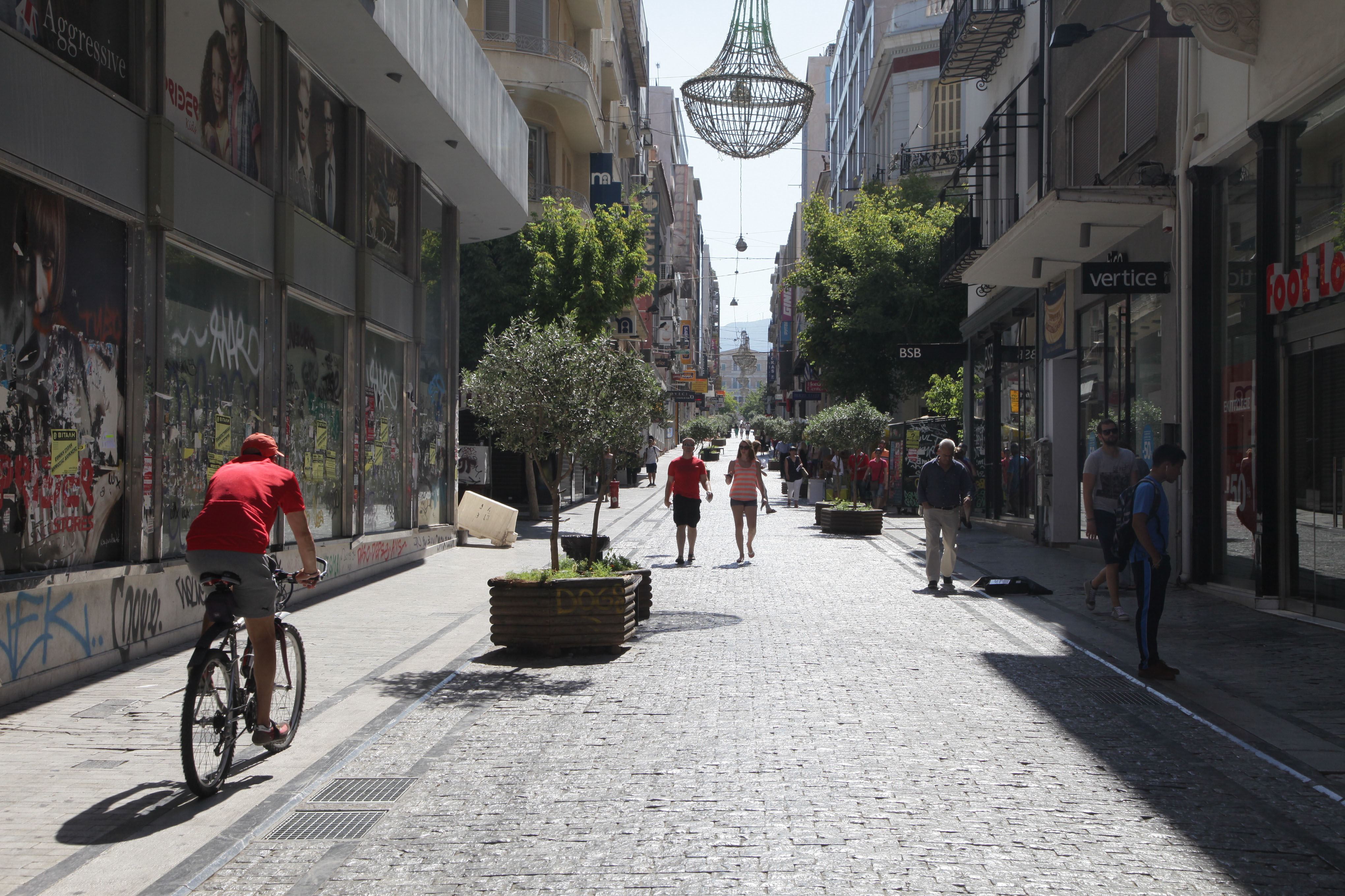 Δύο στα δέκα ισόγεια καταστήματα στην Ερμού είναι ξενοίκιαστα