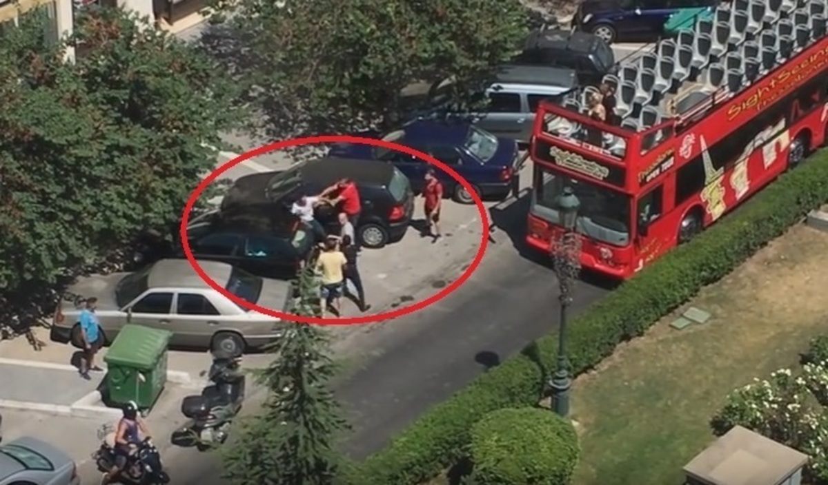 Ξενάγηση με ελληνικό… βρωμόξυλο στο κέντρο της Θεσσαλονίκης – Οδηγοί έπαιξαν μπουνιές μπροστά σε τουρίστες – ΒΙΝΤΕΟ