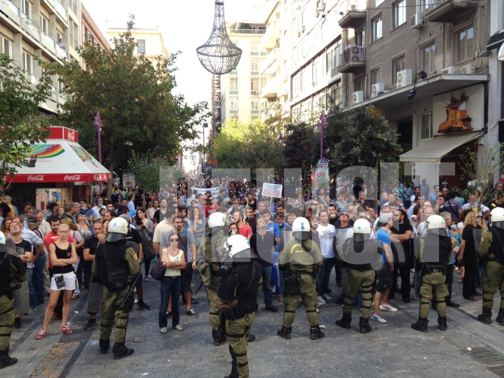 Επεισόδια με δακρυγόνα και μολότοφ στην πορεία στο Σύνταγμα – 3 οι τραυματίες μέχρι στιγμής, ο ένας σοβαρά – Τα ΜΑΤ εγκλωβίζουν διαδηλωτές στην Ερμού