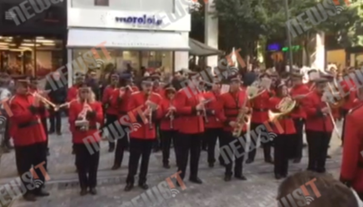 Εορταστικό κλίμα στην Ερμού