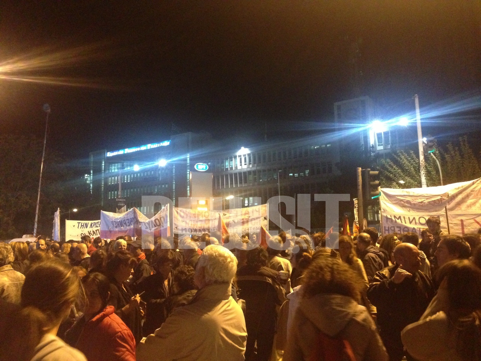 Σε εξέλιξη μεγάλη συγκέντρωση διαμαρτυρίας για την έφοδο των ΜΑΤ στην ΕΡΤ