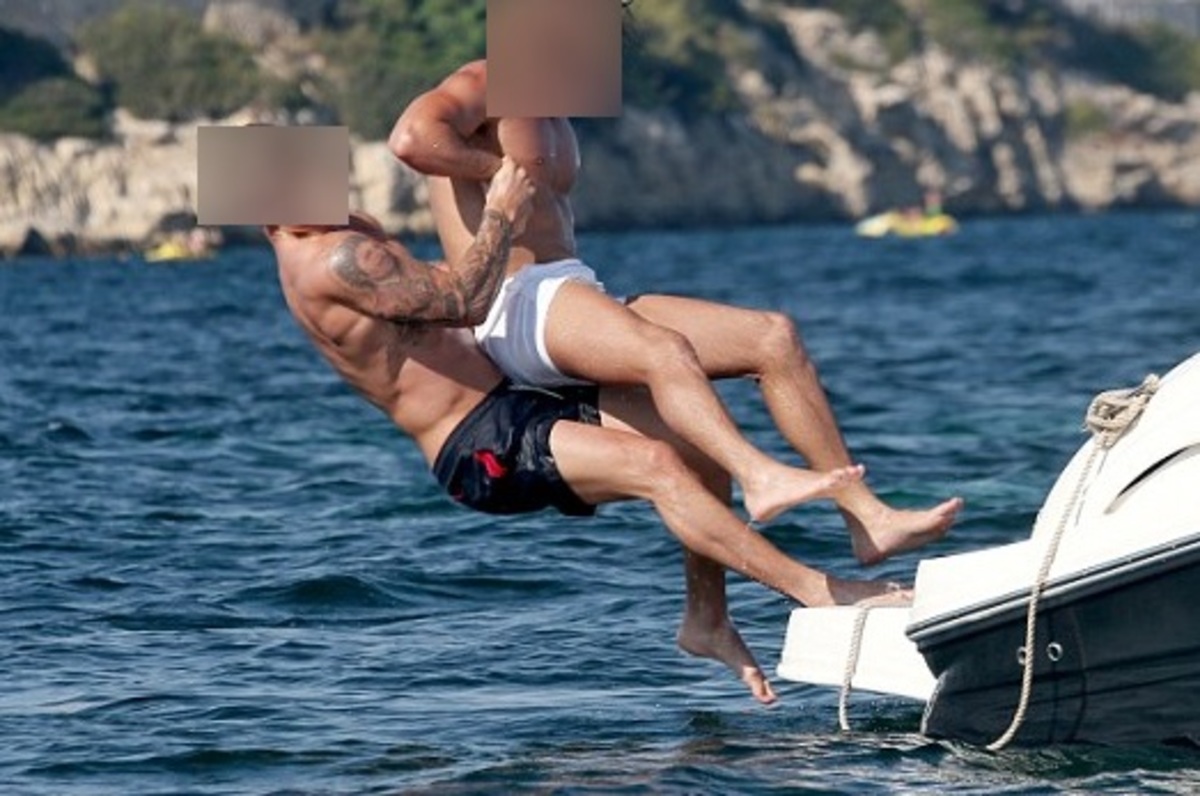 Άφησε την έγκυο συντροφό του σπίτι για να… γυμναστεί αγκαλιασμένος με τον φίλο του στο νησί!