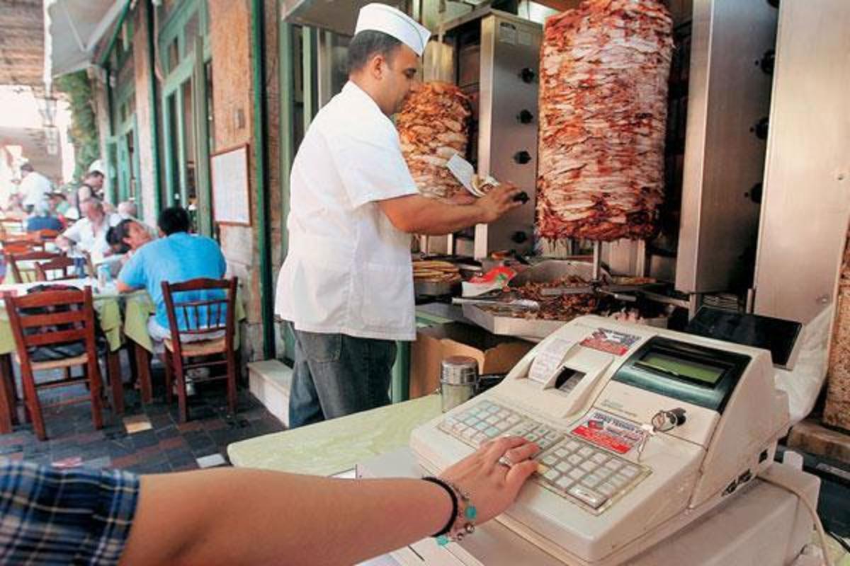 Επιστροφή του ΦΠΑ εστίασης ξανά στο 23% ζητάει η τρόικα