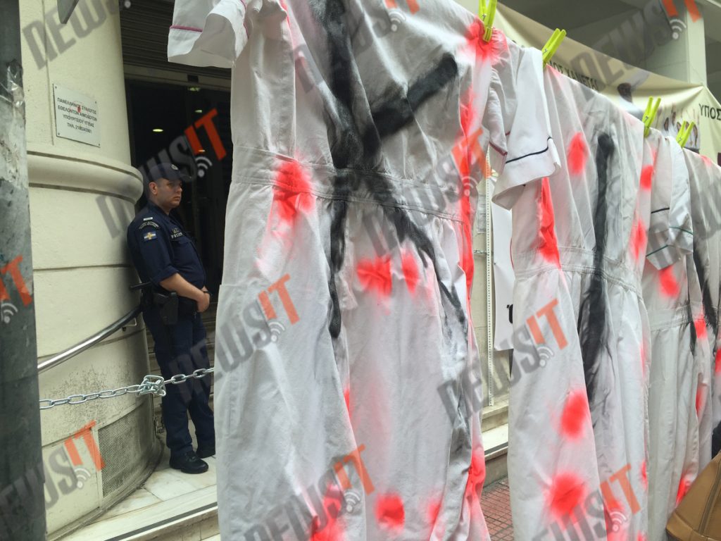 Ματωμένες μπλούζες έξω από το υπουργείο Υγείας!