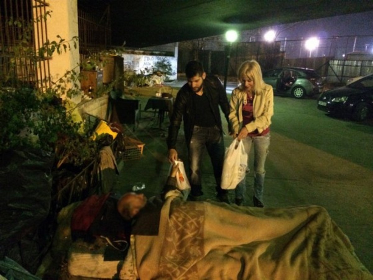 Νύχτα της Μεγάλης Παρασκευής με τους άστεγους της Αθήνας