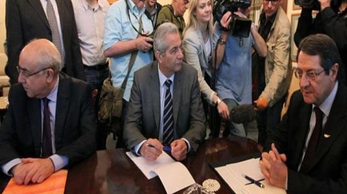 Κύπρος: Στα χαρακώματα για την επιστροφή στη λίρα