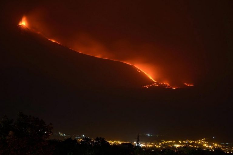 “Βρυχάται” η Αίτνα! Δείτε συγκλονιστικές φωτογραφίες και βίντεο!