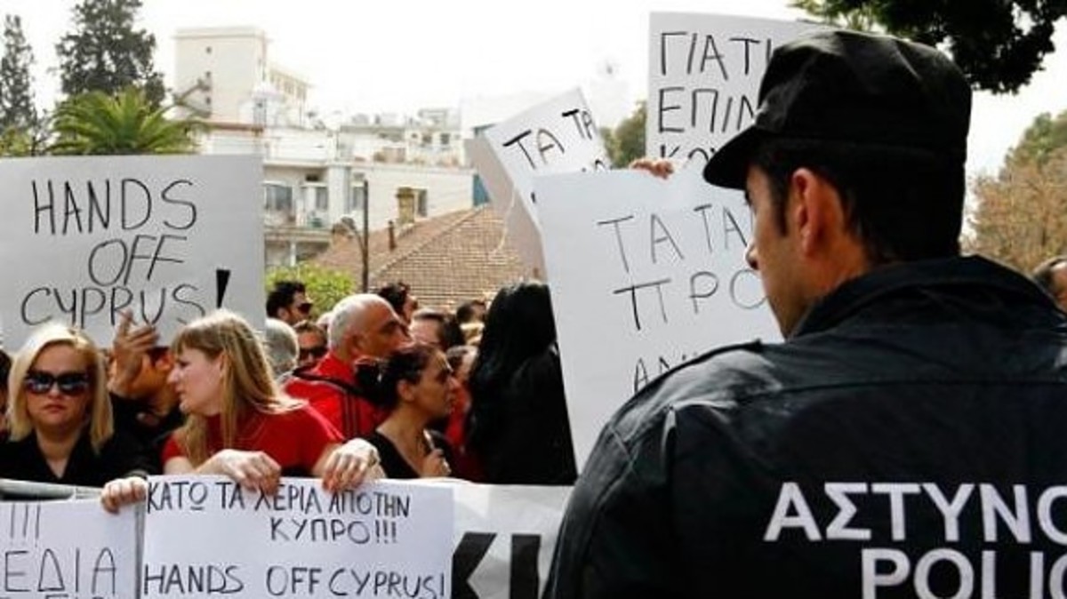 Κύπρος: Τραπεζοϋπάλληλοι έξω από το προεδρικό Μέγαρο και το υπ. Οικονομικών