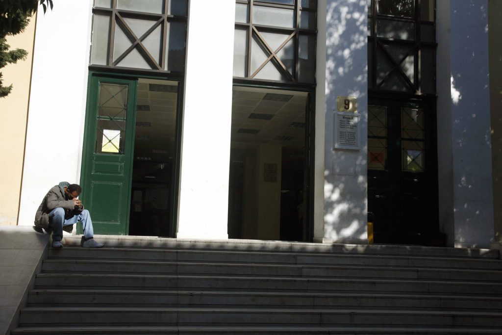 Ελεύθεροι με όρους για τον εκβιασμό του επιχειρηματία και τη μίζα των 50.000 ευρώ