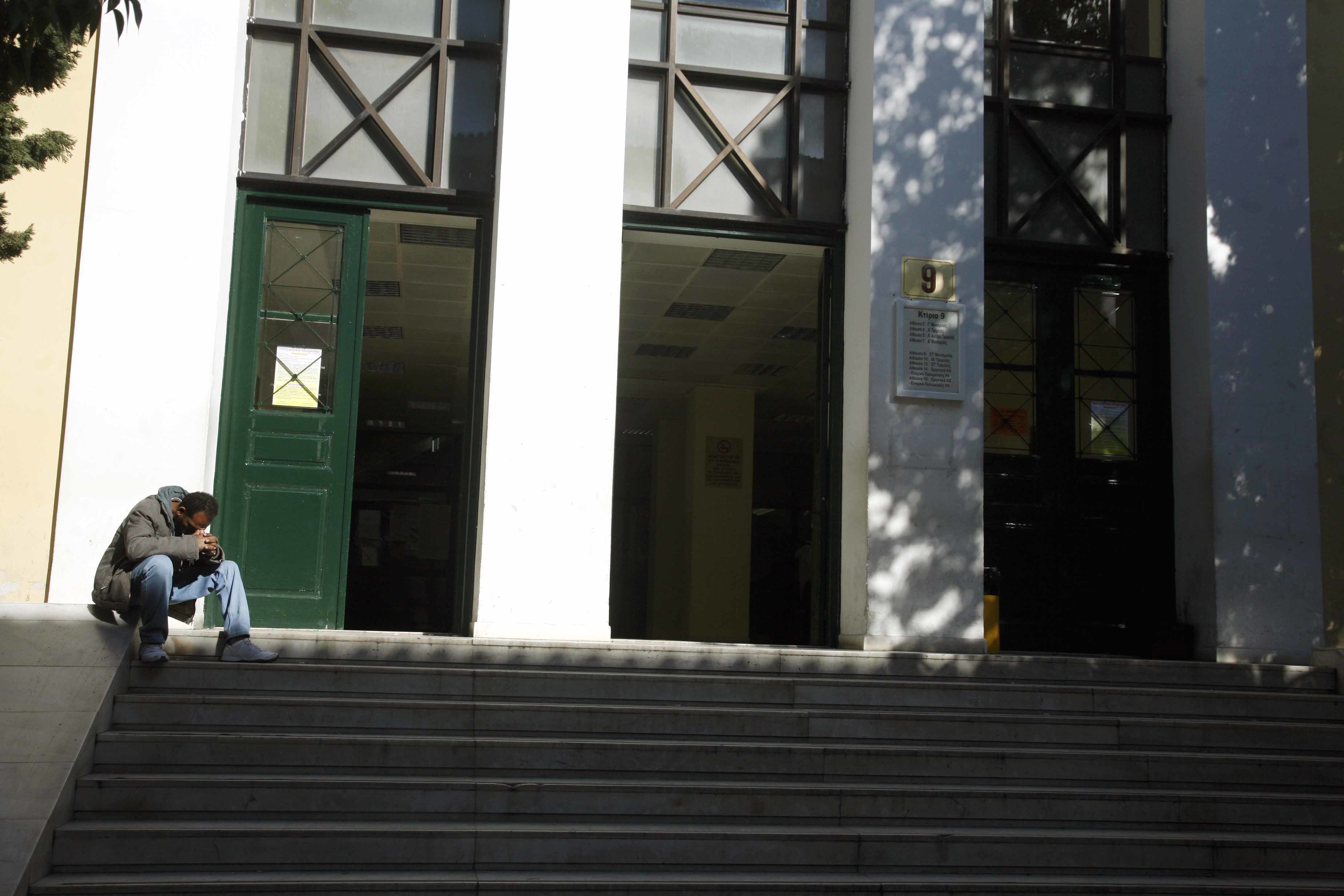 Ελεύθεροι με όρους για τον εκβιασμό του επιχειρηματία και τη μίζα των 50.000 ευρώ