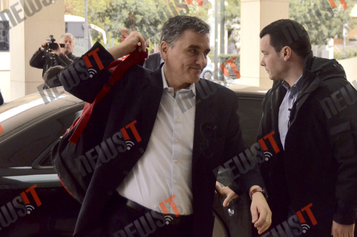 Θρίλερ ή συμφωνία στο Χίλτον; Ούτε μισή ώρα δεν έμεινε ο Σταθάκης – Μέσα με το κουαρτέτο ο Τσακαλώτος