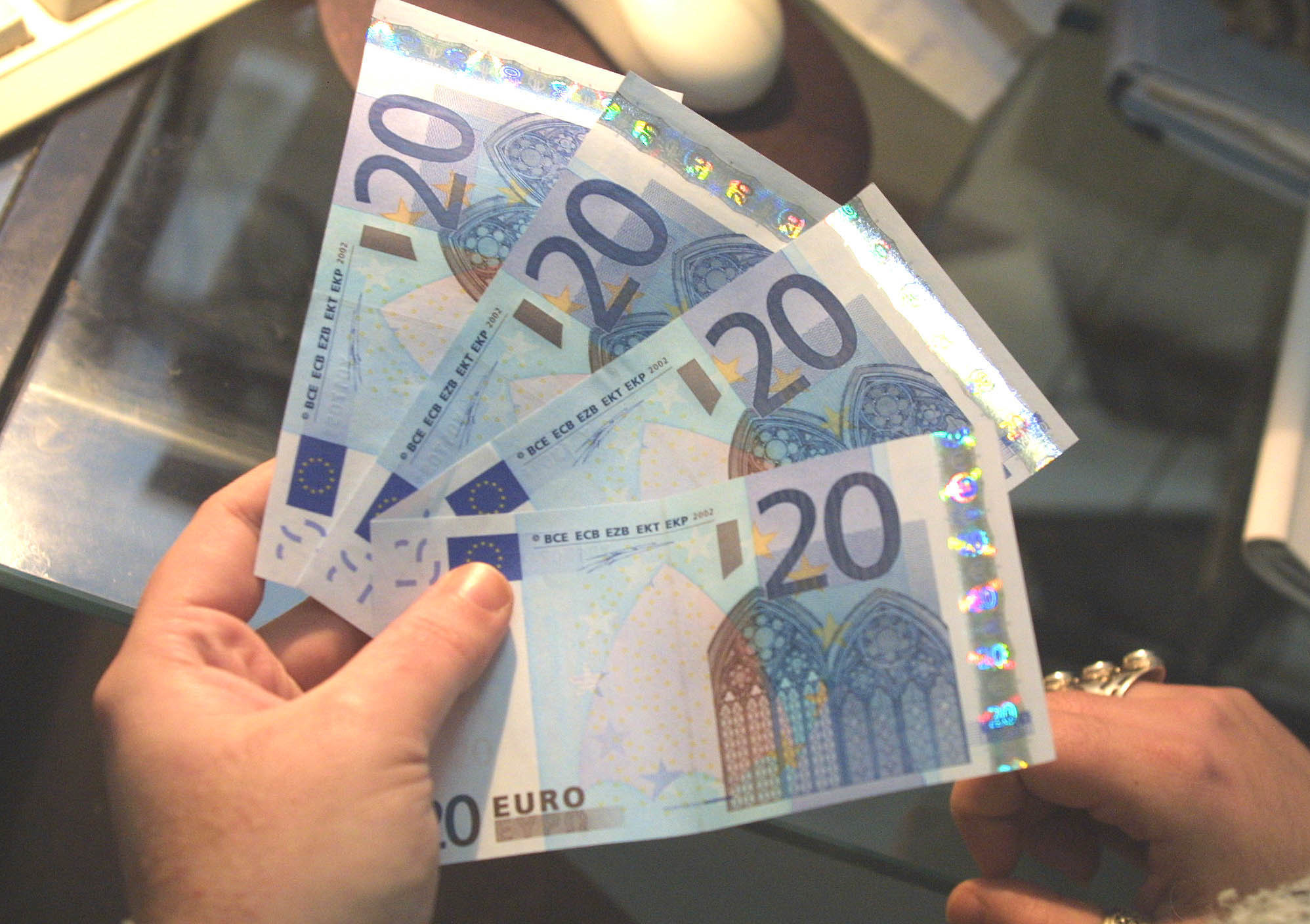 Η συνάντηση Μέρκελ – Σαρκοζί ενισχύει το ευρώ
