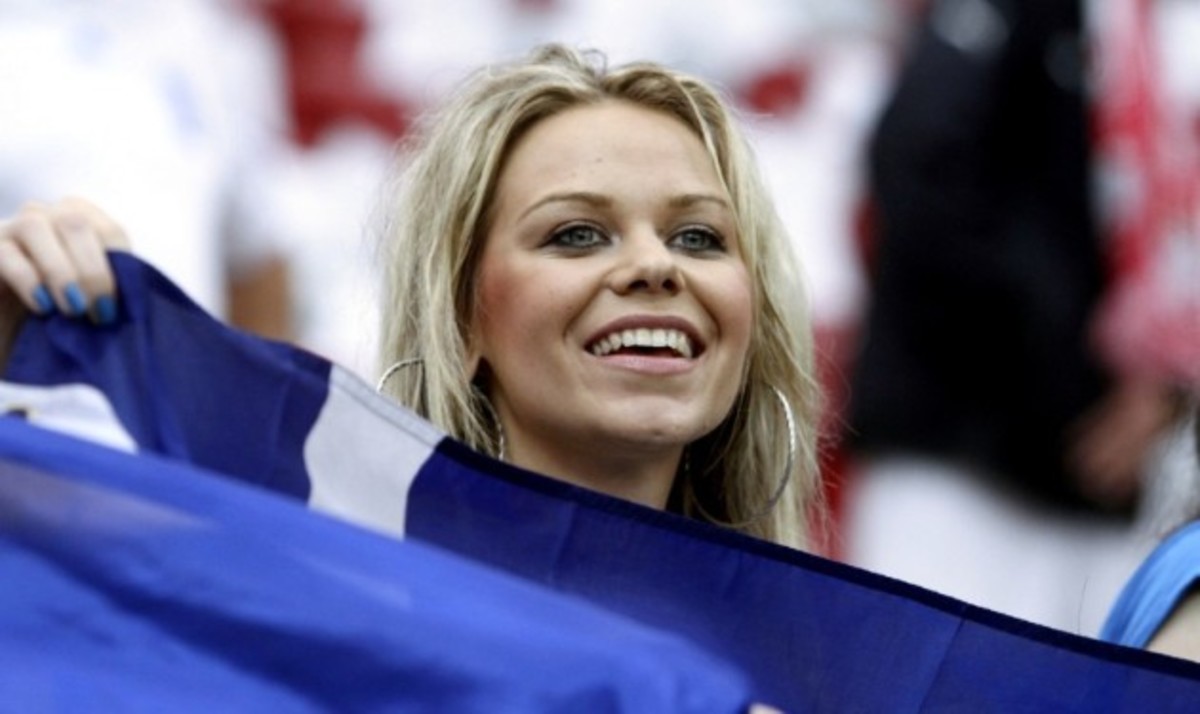 Η sexy Ελληνίδα που έκλεψε τις εντυπώσεις στο Euro! Φωτογραφίες και βίντεο