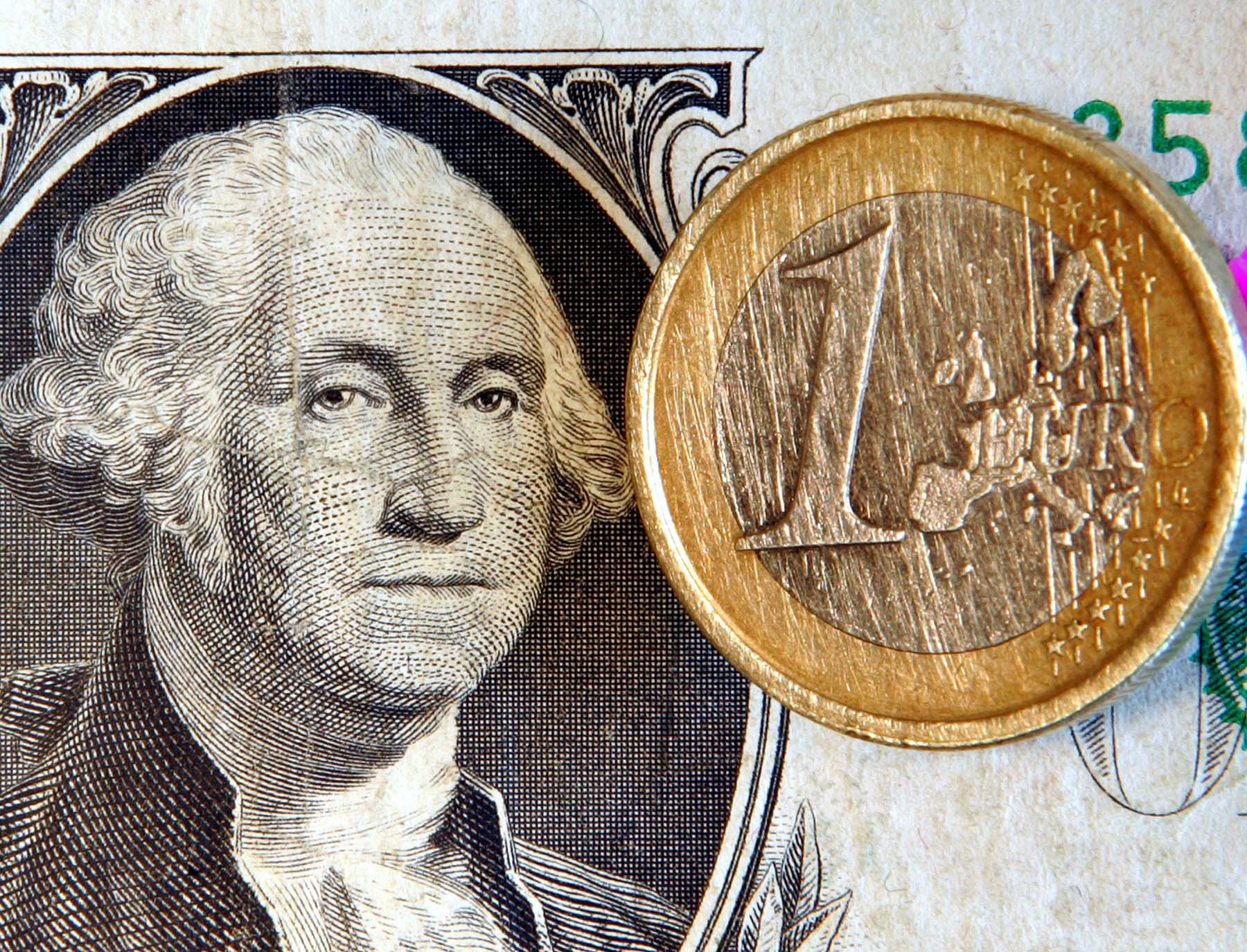 Συνεχίζει την κατηφόρα το δολάριο έναντι του ευρώ