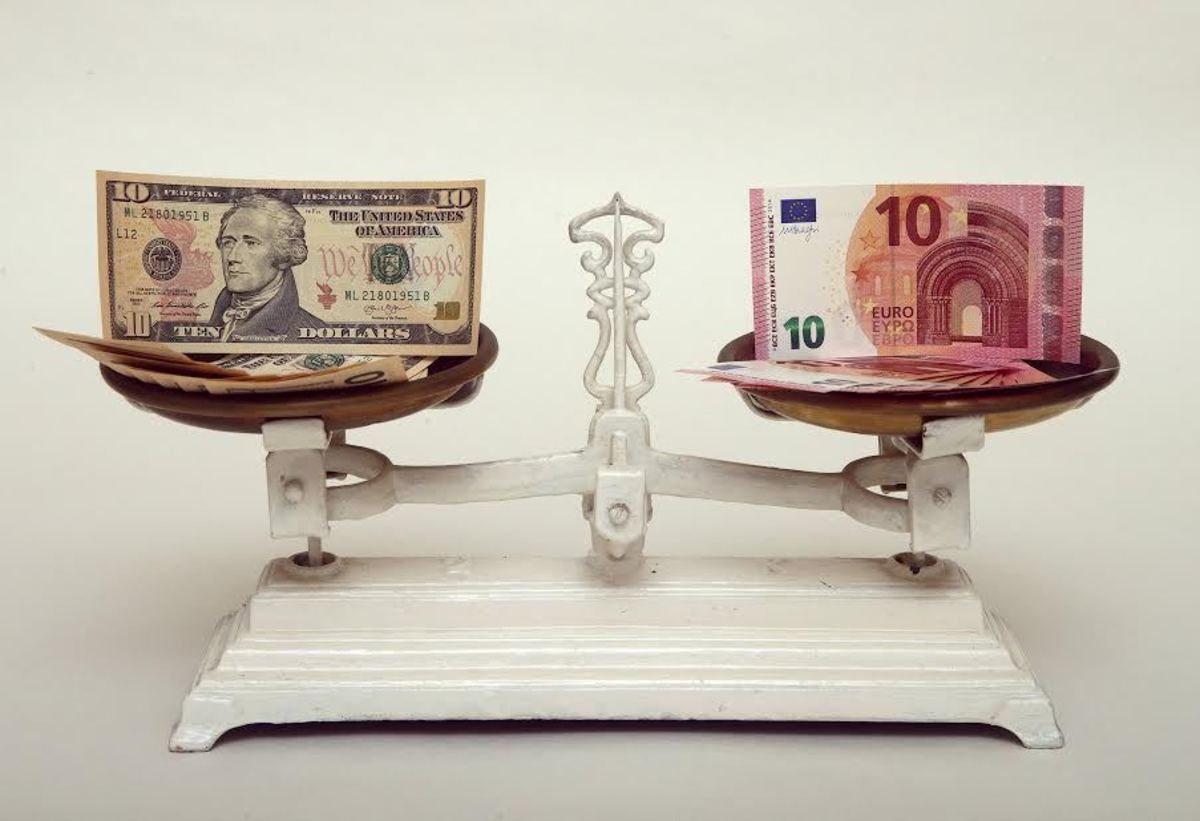Μίνι “ράλι” για το δολάριο έναντι του ευρώ