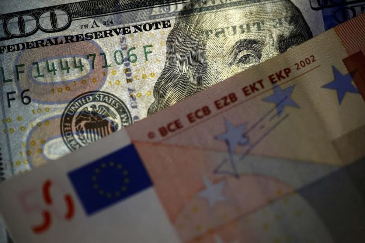 Ενισχύεται ελαφρώς το δολάριο έναντι του ευρώ