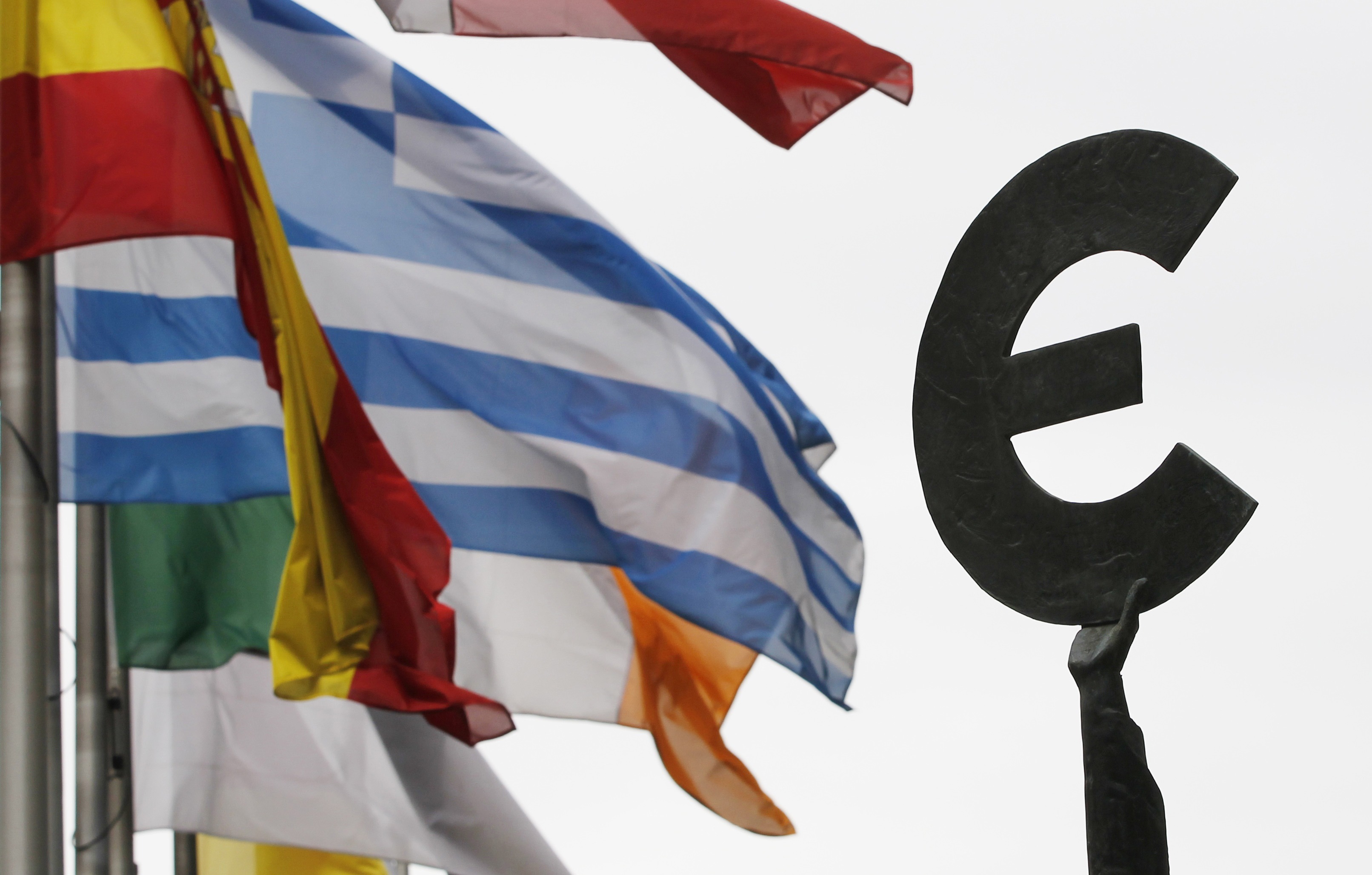 SZ: Κανείς δεν πιστεύει σοβαρά ότι η Ελλάδα σώθηκε