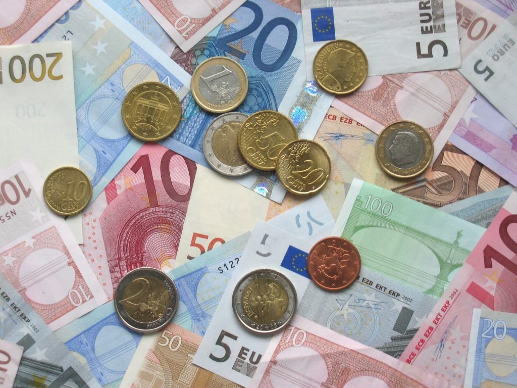 Αλμα του ευρώ πάει για υψηλό 8μήνου