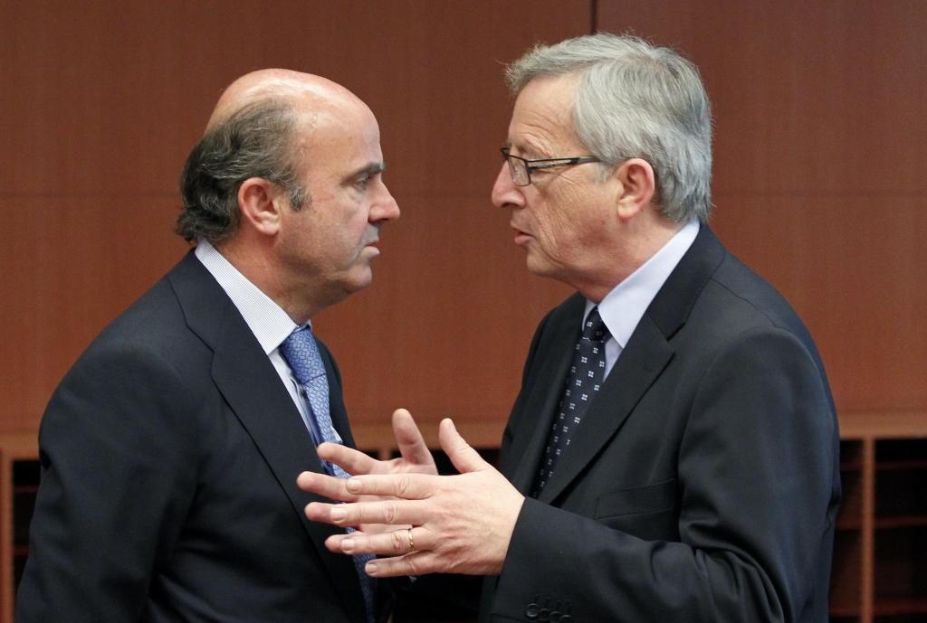 Ο ισπανός υπουργός Οικνομικών Λουίς Ντε Γκίντος μαζί με τον Ζαν Κλωντ Γιούνκερ. ΦΩΤΟ REUTERS