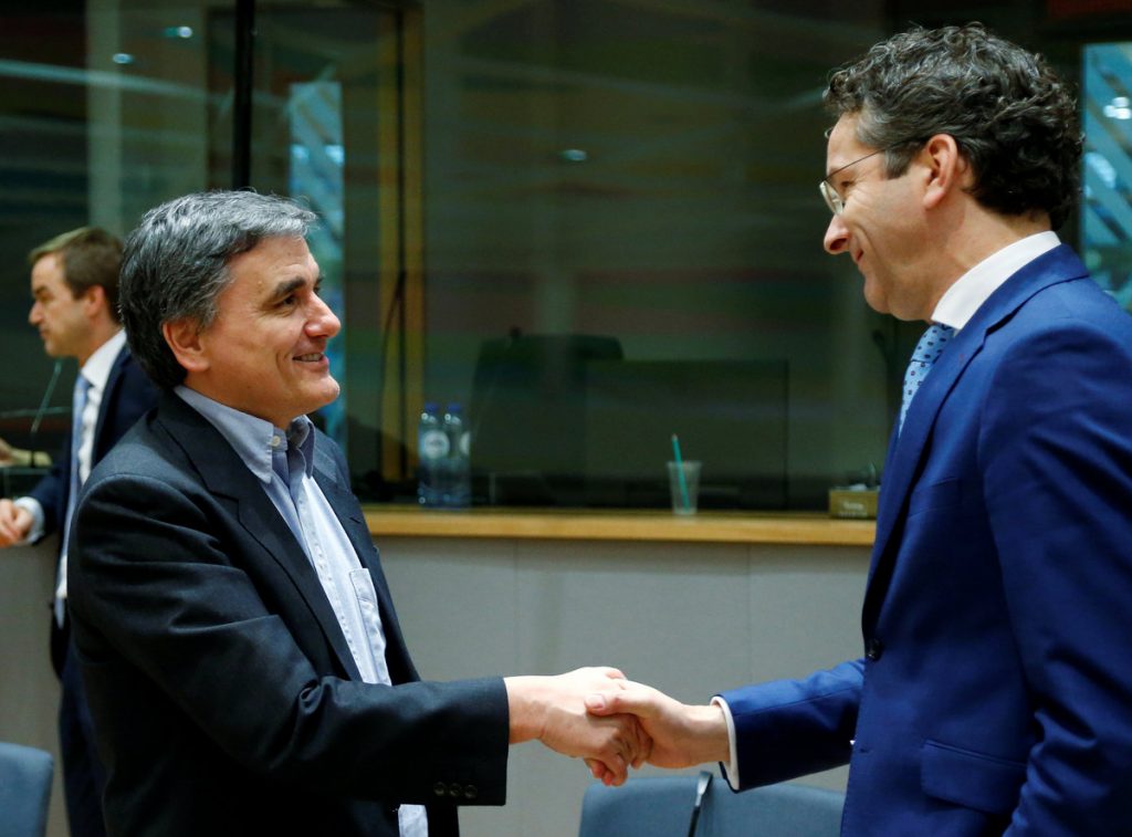 Δίνουν... τα χέρια οι Γερούν Ντάισελμπλουμ και Ευκλείδης Τσακαλώτος / Φωτογραφία: Reuters