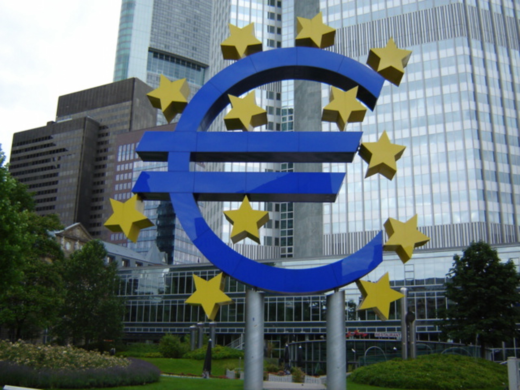 Διαψεύδει και η Κομισιόν οτι υπάρχει πίεση προς τις ελληνικές τράπεζες να κλείσουν