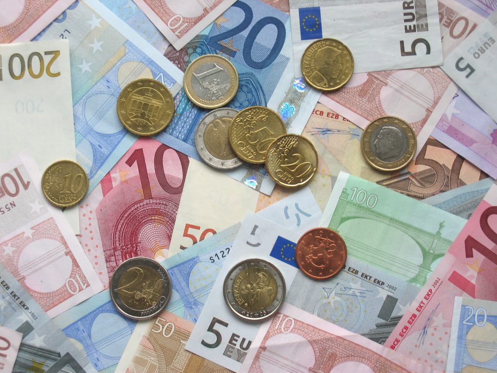 ΤτΕ: Μείωση των επιτοκίων καταθέσεων και αύξηση των επιτοκίων χορηγήσεων τον Ιούλιο