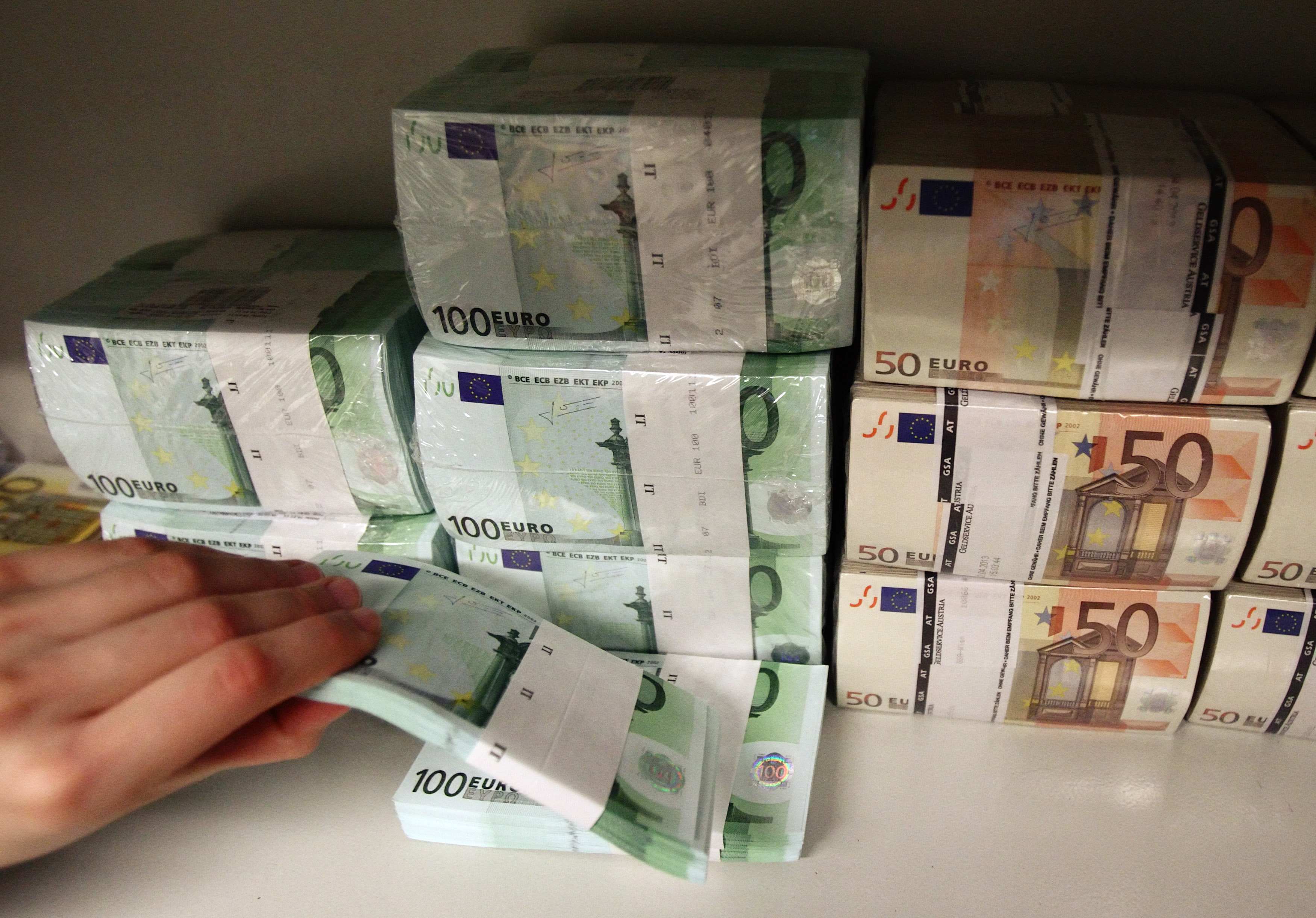 500 000 рублей в евро. Деньги евро. Пачка денег евро в руках. Куча денег евро. Стопка денег евро.