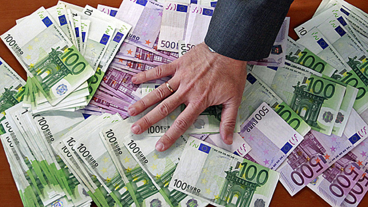 Χειροπέδες σε ιδιοκτήτη ναυπηγείων για χρέη μαμούθ στο ΙΚΑ