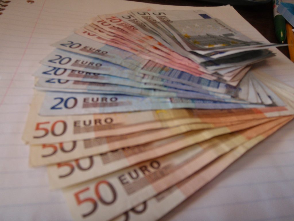 ΥΠΟΙΚ: Στα 2 δισ. ευρώ η “τρύπα” στα έσοδα το οκτάμηνο