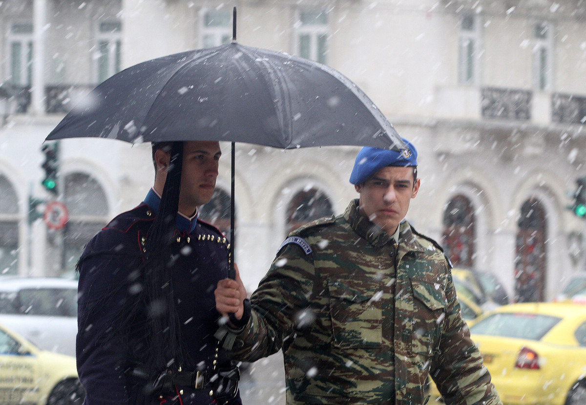 Οι ήρωες Εύζωνες στη χιονισμένη Αθήνα (ΦΩΤΟ)
