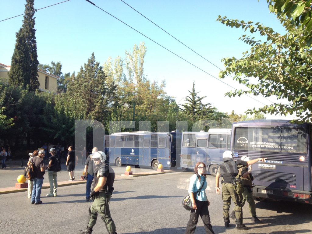 Έφτασαν στην Ευελπίδων οι συλληφθέντες για την εισβολή στο Πεντάγωνο – Πρωτοφανή τα μέτρα ασφαλείας στα δικαστήρια!