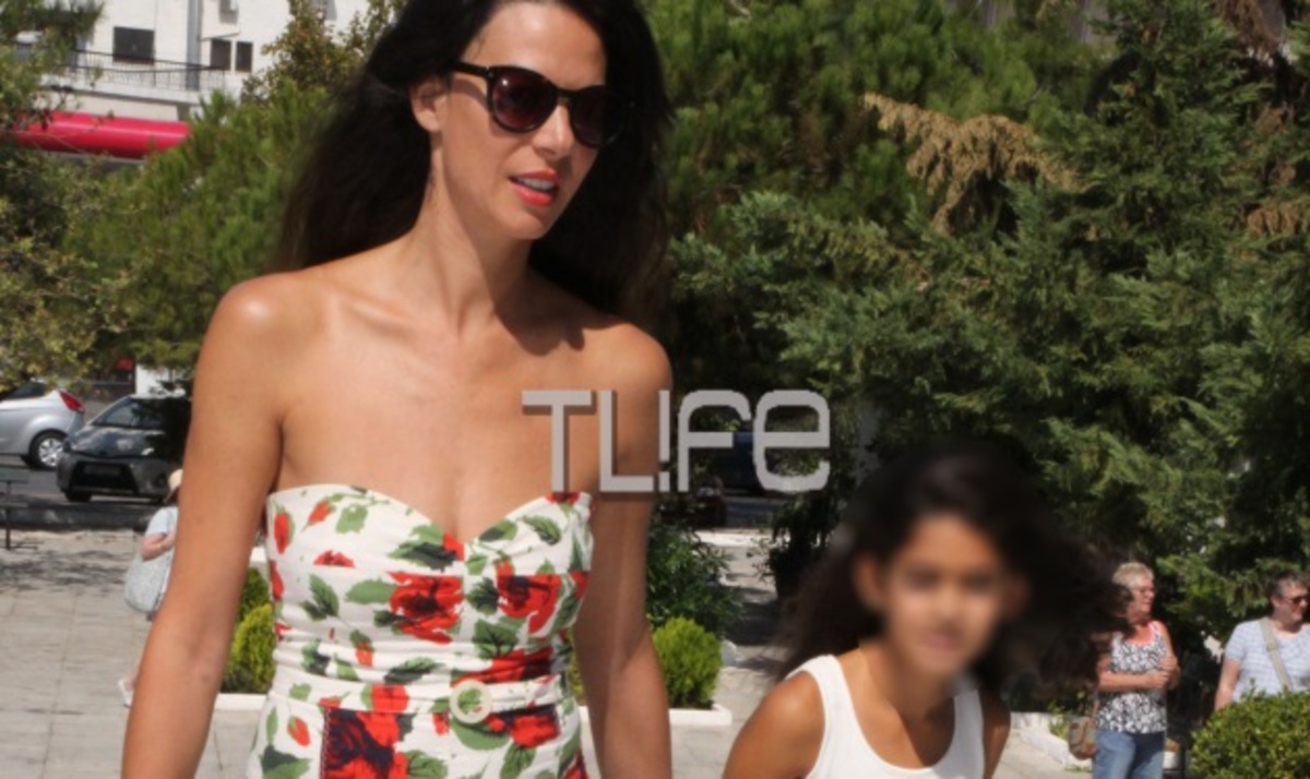 Εύη Βατίδου: Σε βάφτιση με την  κούκλα κόρη της!