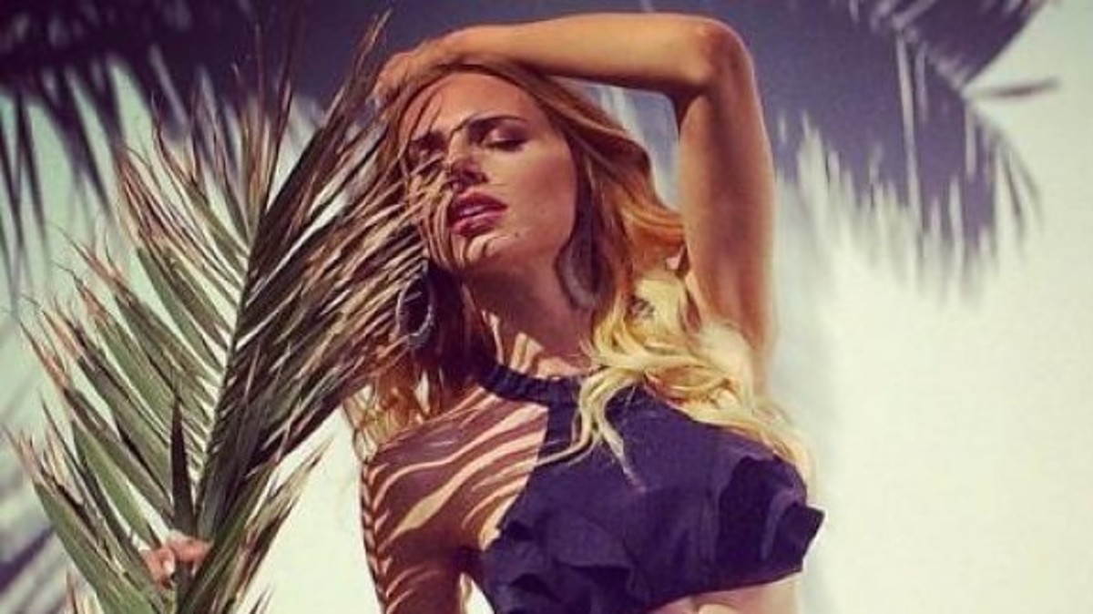 Σέξι κι όποιος αντέξει… Η Έβελυν Καζαντζόγλου φόρεσε το μπικίνι της και μας κολάζει! (ΦΩΤΟ)